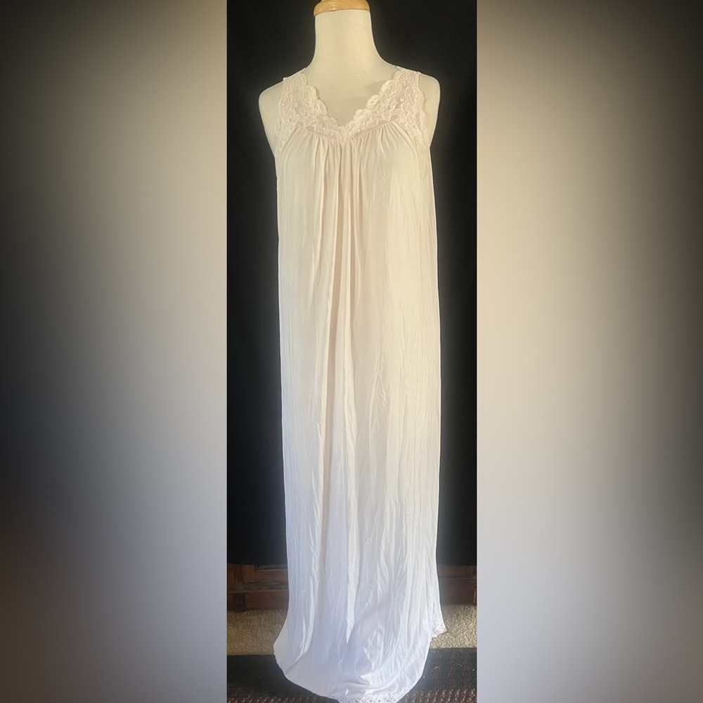 Shadowline Nylon & Lace Appliqué Nightgown Size Small Light Peach